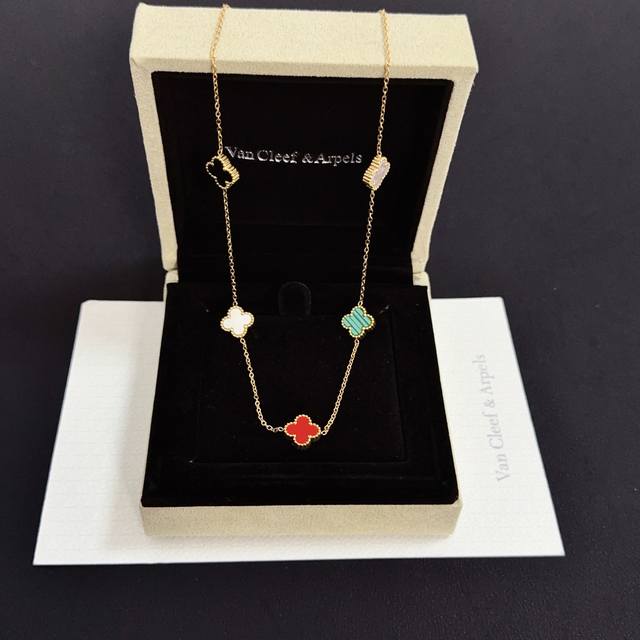精工原版〕爆款 Vca四叶草梵克雅宝项链 V金等级 经典之作 官网同款 时尚潮流 采用多层次金属雕刻设计 使花瓣更立体 镶嵌满钻工艺 尽显女性柔美气质 四叶草幸