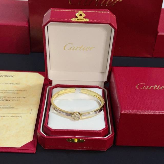 卡地亚镶钻手镯 高端定制版本 镶嵌钻工艺 V金材质 经典而时尚风格 用凌厉线条重构爱情美学！打破常规，镶嵌钻设计反而成就高级感天花板 无需浮华堆砌，爱本应纯粹如