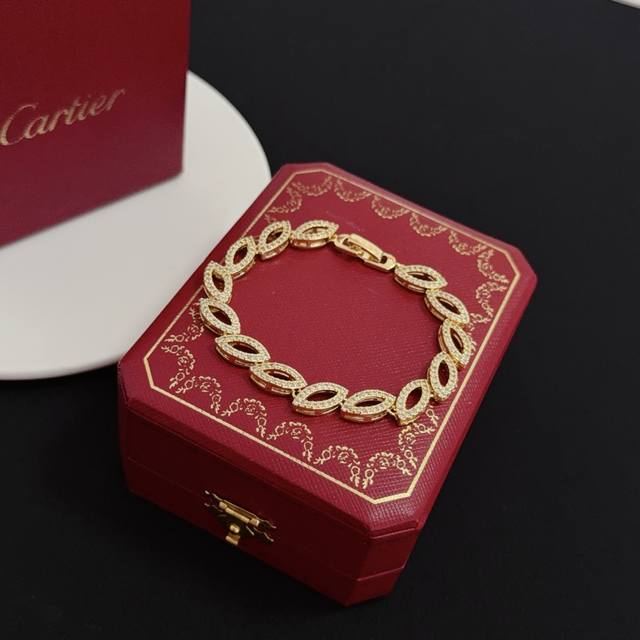 卡地亚镶钻手链 高端定制版本 镶嵌钻工艺 V金材质 经典而时尚风格 用凌厉线条重构爱情美学！打破常规，镶嵌钻设计反而成就高级感天花板 无需浮华堆砌，爱本应纯粹如