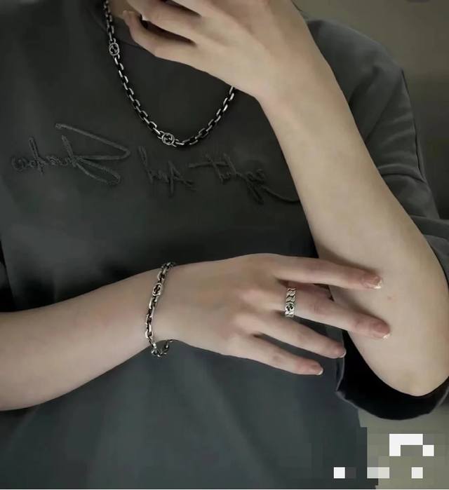Gucci 925银项链 项链古巴链条贸设计 经典百搭，佩戴效果酷酷哒 双G互扣标识 增加了品牌的辦识度 简简单单的款式却又余韵流长鱼 呈现当代街头风和朋克气质