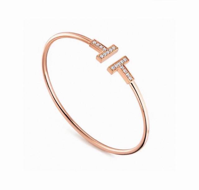 蒂芙尼双T带钻手镯带钻 精工版双T手镯 质感非常好做到满分才给你们出货的，放大放大放大看细节吧版型超级正，弹力双T的间距，镶嵌的爪子，镀金的厚度和颜色 黄金色