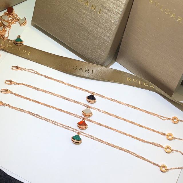 宝格丽手链 单花裙子手链 颜色：绿 黑 红 白 精工复刻高版本