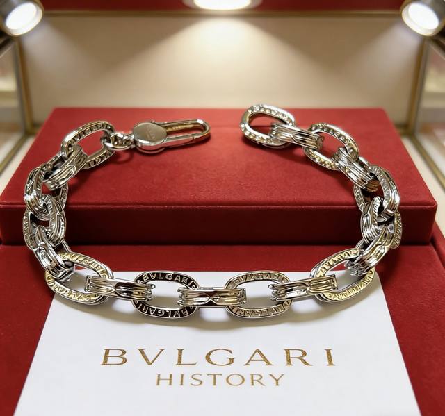 宝格丽手链V金材质 Bvlgari宝格丽 Divas‘ Dream 系列 品相完美，细节无敌，那种独特的色泽完全无可挑剔，再缀以经典指环外形设计，简约之余却又优