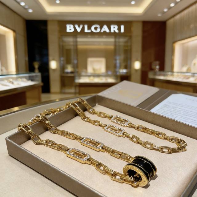 宝格丽项链V金材质 Bvlgari宝格丽 Divas‘ Dream 系列 品相完美，细节无敌，那种独特的色泽完全无可挑剔，再缀以经典指环外形设计，简约之余却又优