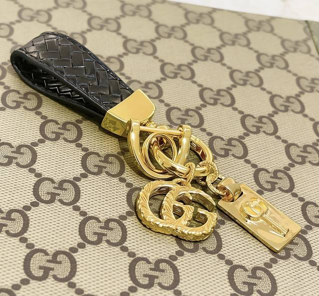 新品发布 古驰钥匙扣 古驰包包扣 最新款包包挂饰档次更高明星同款Anger Forest系列双G经典款联名设计理念钥匙扣系列 细节对版做旧处理 非市面亮面版型