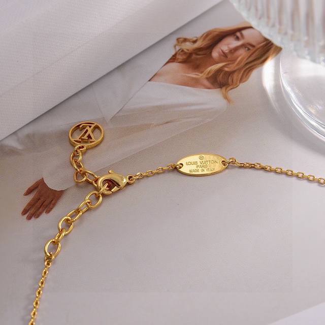 LV项链 个性 带来时髦、有趣的视觉，明亮式切割工艺使表面抛光非常靓丽360度绚丽夺目 方方面面都很到位整体设计简约、Logo辨识度高搭配起来典雅 大气逛街上班