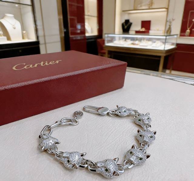 卡地亚手链手镯V金材质系列 品相完美，细节无敌，那种独特的色泽完全无可挑剔，再缀以经典指环外形设计，简约之余却又优雅夺目，V金纯手工的组合更显气色，上手雅致动人