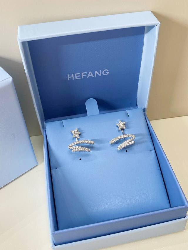 哇哦！Hefang的新品耳环也太好看了吧！星光飘带耳钉以高级珠宝特有传统工艺满镶锆石，打造流星环绕的灵动轨迹~一饰多戴，举手投足间，皆是星辰的轨迹在流转流星多层