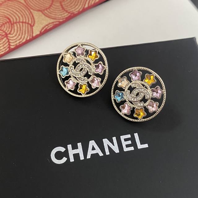 人气棚爆抢购款 火爆 小红书同款Chanel 小香精雕圆环彩钻摩天轮字母耳环1New Arrival专柜同步 高端定制 电镀18K金 与专柜一致高级Cnc 抛光