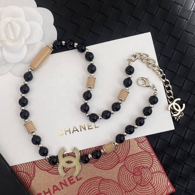 明星同款项链 Chanel小香 彩宝黑珠玛瑙双C水晶字母Choker项链 多元素组合项链，简约爆款小巧精致，可可爱爱！全部施华洛世奇玛瑙黑珠字母，巨巨巨重工，双