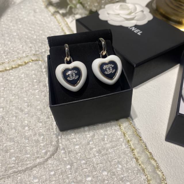 Chanel爱心立体爱心晶钻字母耳环黑白双色搭配金属镶边，中央是经典双C标志，优雅又高级计轻盈耐用，日常佩戴或正式场合都很出彩。金属挂钩设计佩戴方便又稳固，细节