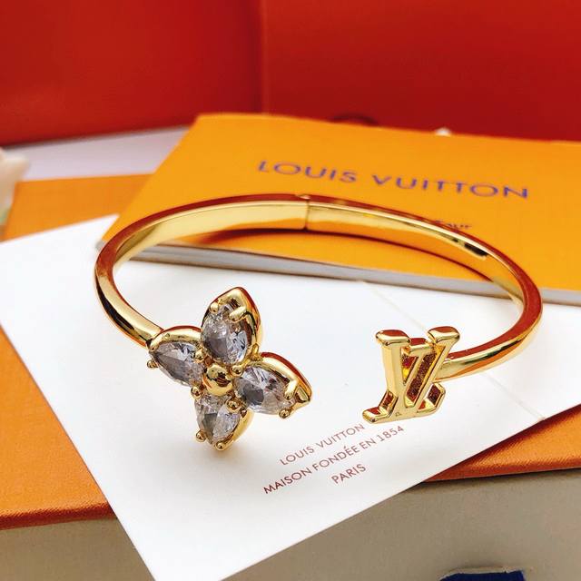 编号Lsz0033 Lv*最新款镶钻马眼手镯 一致Zp黄铜材质
