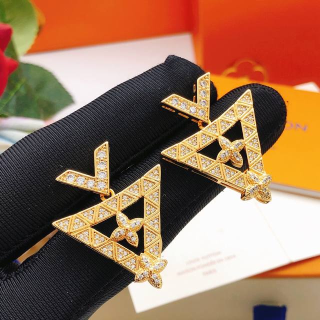 编号Led0455 Lv*最新款三角形耳钉 一致Zp黄铜材质