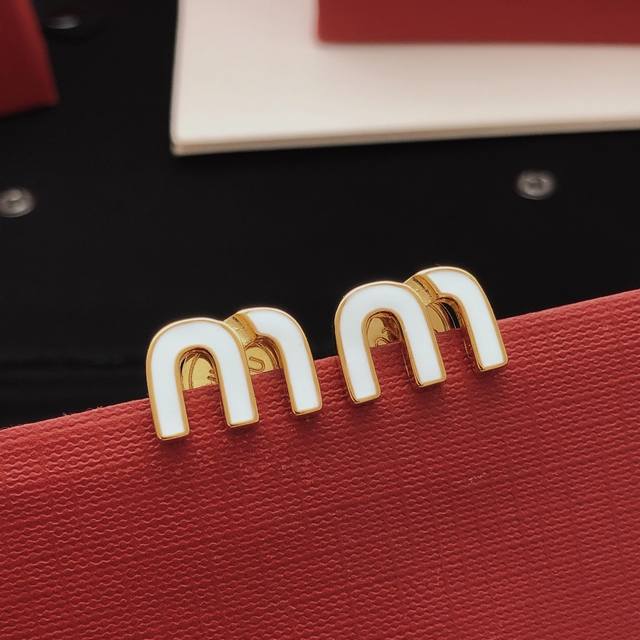 编号Med0036 Miumi*最新款白色字母耳钉 一致Zp黄铜材质