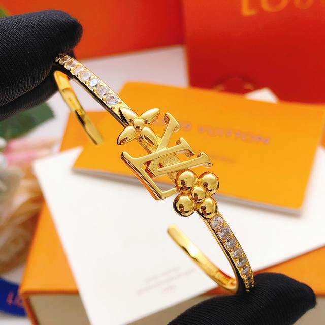 编号Lsz0046 Lv*最新款金色镶钻手镯 一致Zp黄铜材质
