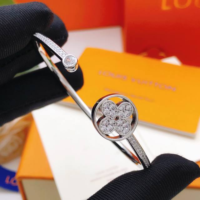 编号Lsz0053 Lv*最新款银色镶钻手镯 一致Zp黄铜材质