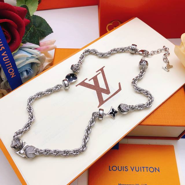 编号Lxl0353 Lv*最新款黑色银色项链 一致Zp黄铜材质