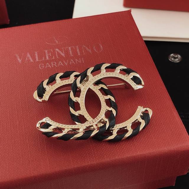 编号Xxz0217 Ch*Nel最新款镂空皮革胸针 一致Zp黄铜材质