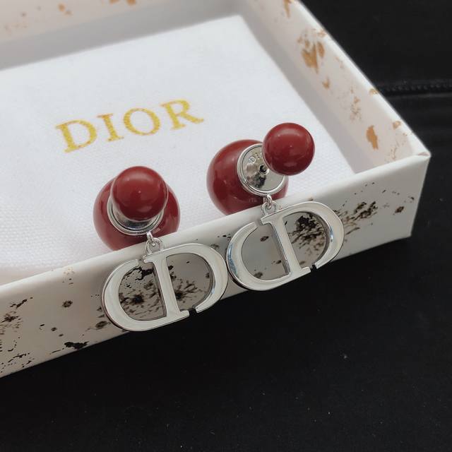 编号Ded0679 Dio*最新款红色珍珠耳钉 一致Zp黄铜材质