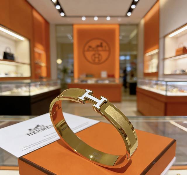 爱马仕手镯 太考验师傅的手艺了 要确保细节好 高端定制 女神 都爱爱马仕火爆 手镯 超精赞 各路女神 明星 同款 高端材质镀金，真金质感上手真的赞