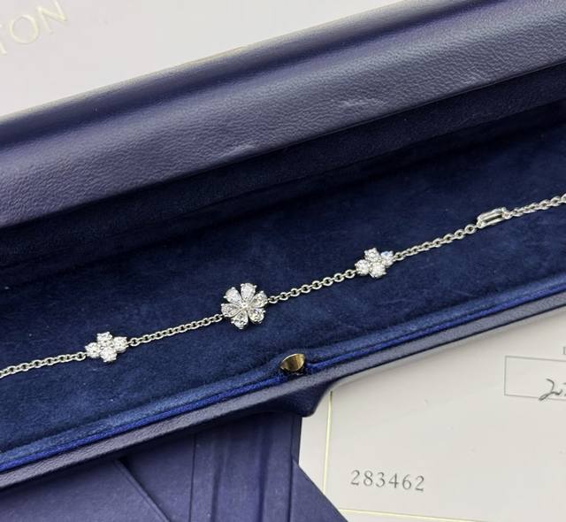 Hw 海瑞温斯顿 高碳钻小花手链 亚金材质 甄选璀璨美钻，耀目华彩，灿若星辰。交错镶嵌的混合切割钻石折射出瑰丽光芒。进口链40+5Cm Hw手链 太阳花手链