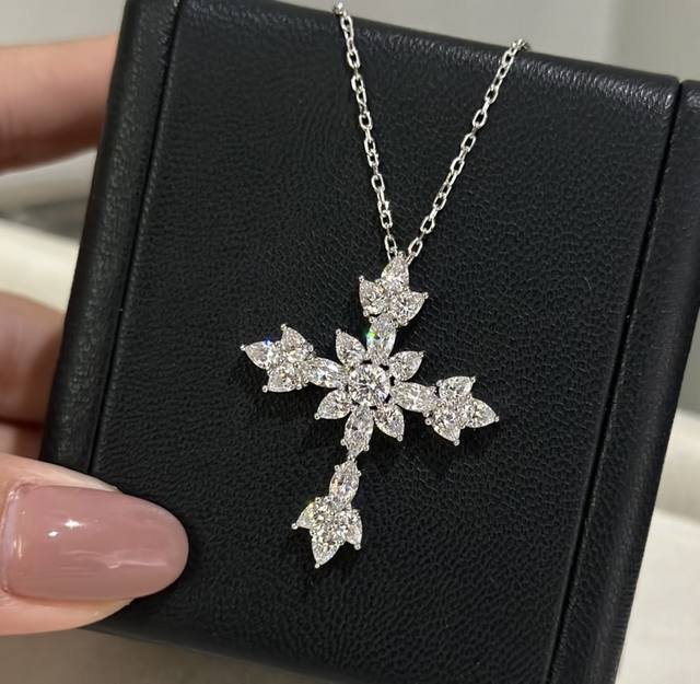 海瑞温斯顿 Hw项链 十字架项链 高品质 精工版本 白金色 个性百搭 链长45Cm可调节 钻石牌项链 女神必备 亚金材质 带Logo