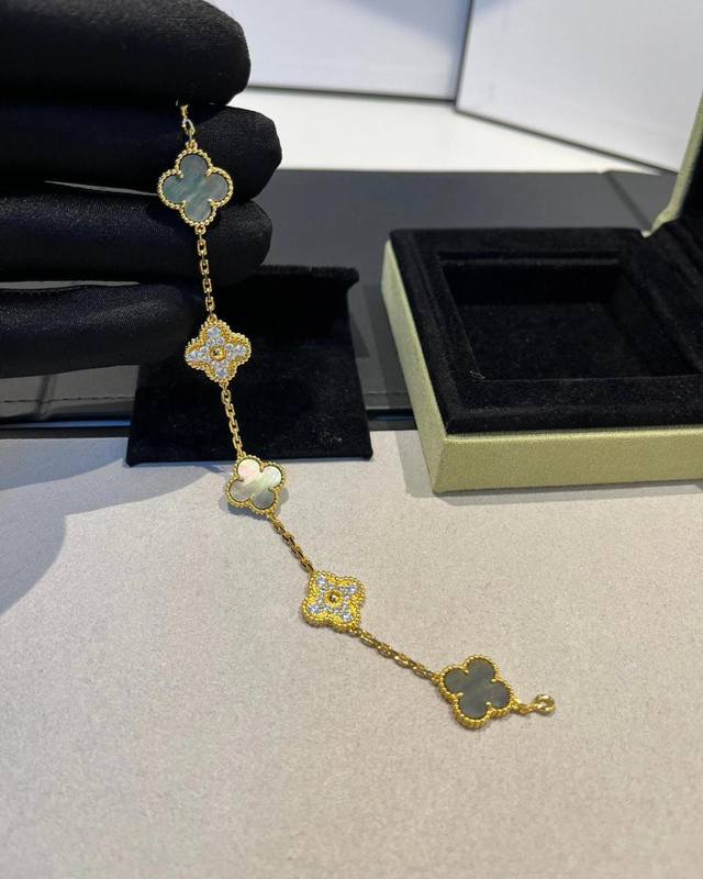 V金材质Vca黄金色灰贝间钻五花手链