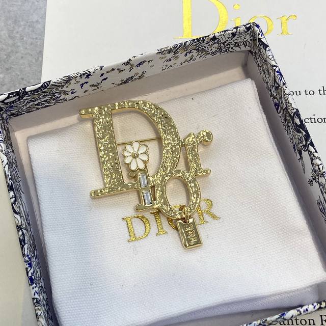 Dz800 D Or 小花胸针 非常有设计感的一款Brooch，金色的胸针作为联名系列的新品，将Dor的字母重新组合设计，显现较为年轻有活力，各种风格都可以搭配