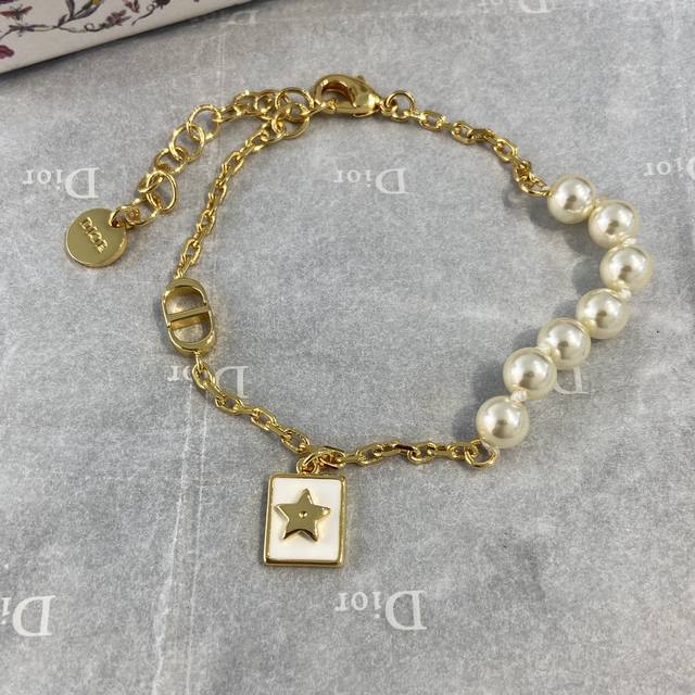 Ds0745 Dio Lucky Cards 金色字母方形星星吊坠珍珠手链