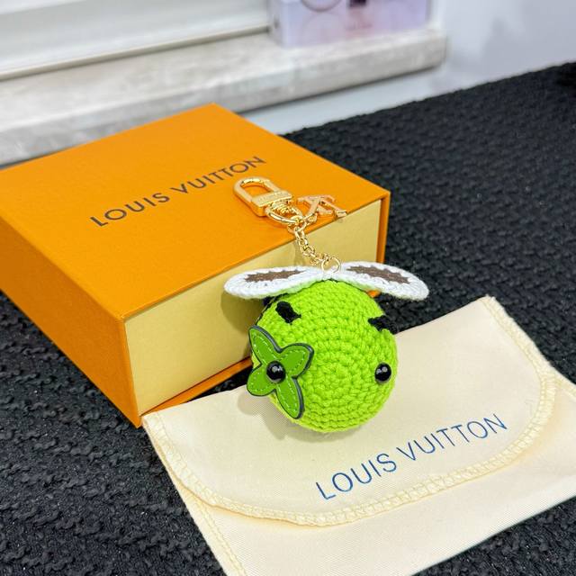 新品M02585 -Louis Vuitton路易威登Bee Lv Crochet 小蜜蜂包饰挂件挂饰 -Bee Lv Crochet 包饰取材细腻棉线，以钩编