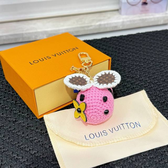 新品M02585 -Louis Vuitton路易威登Bee Lv Crochet 小蜜蜂包饰挂件挂饰 -Bee Lv Crochet 包饰取材细腻棉线，以钩编