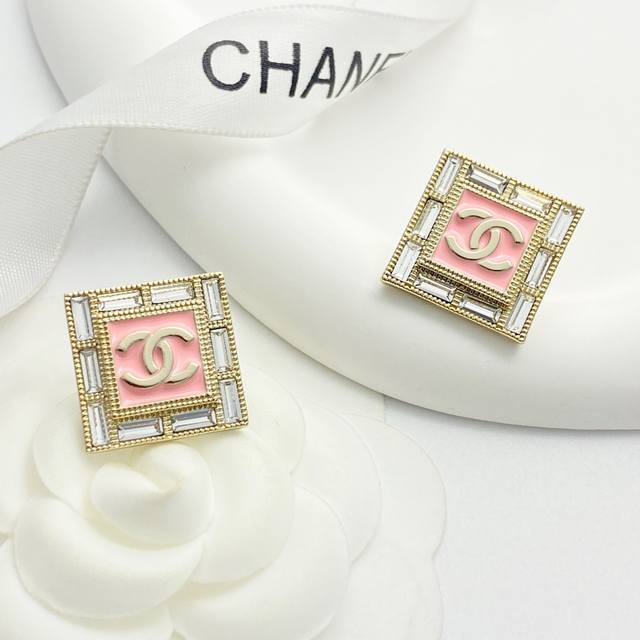 编码E2624 0247825 香奈儿耳钉热销款爆上新一致Zp，专柜同步 Chan 24 水钻双C方块耳钉 采用长方钻边框包裹，彰显出独特的优雅气质。粉色底上，