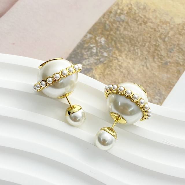 编码E2622 0267825 Dior耳钉热销款火爆上新 糖果色双球耳钉 超级有春夏气息的设计！像果冻一样晶莹剔透～糖果彩色的珠子自带着青活力氛围！经典的大小