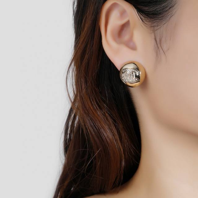 小香新款耳环 每一个细节做工非常精细 这款设计非常美轮美奂 这款真的超级美超级仙 精致小姐姐必备