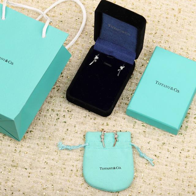 205951 我们出品 Knot耳环小号，可订做真金真钻，pk市面各种金货量大咨询客Fu Knot耳环 很精致，也不会过细。工艺非常有讲究，弧度线条都是根据人体