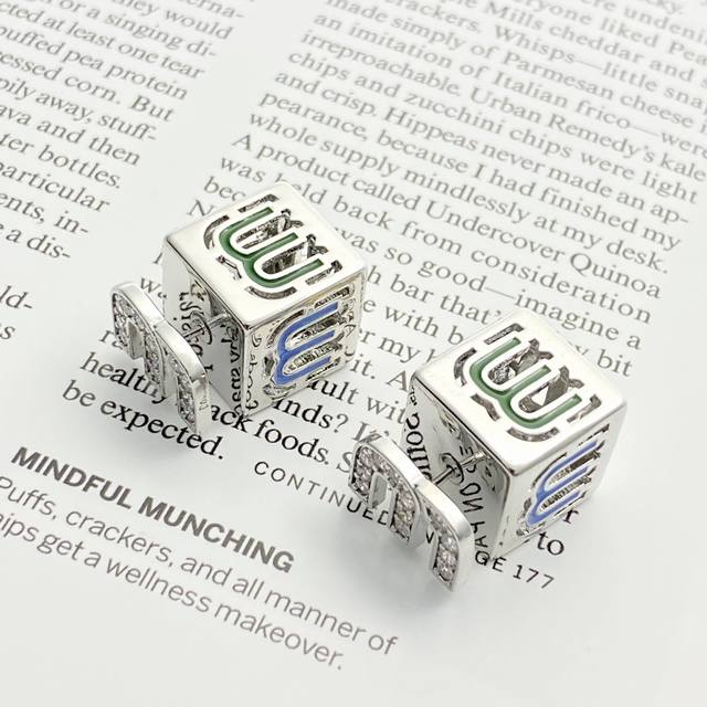 编码E2623 0257825 Miumiu耳钉热销款爆上新 一致Z 缪缪立体方块字母耳钉 小小的银色方块，四面都刻印着多巴胺颜色Logo满钻字母耳钉 独特又有