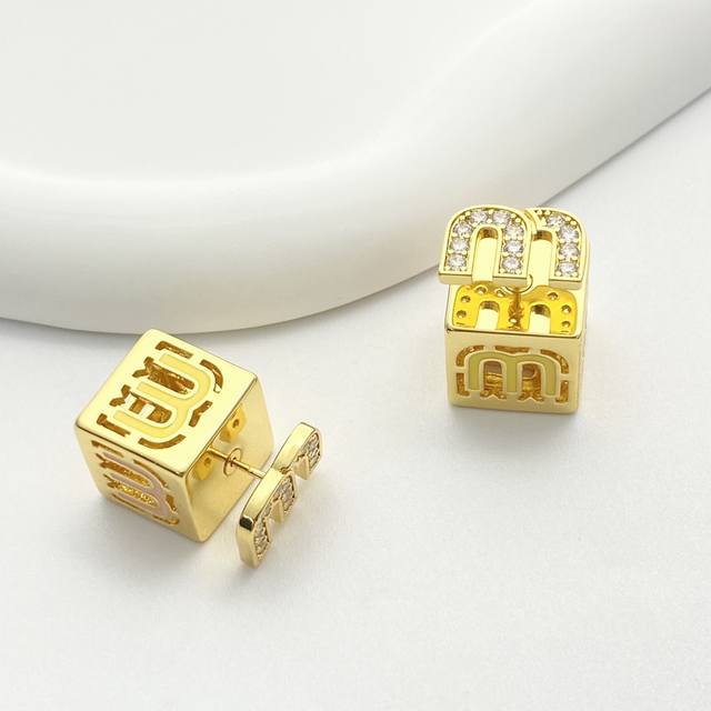 编码E2623 0257825 Miumiu耳钉热销款爆上新 一致Z 缪缪立体方块字母耳钉 小小的金色方块，四面都刻印着多巴胺颜色Logo满钻字母耳钉 独特又有