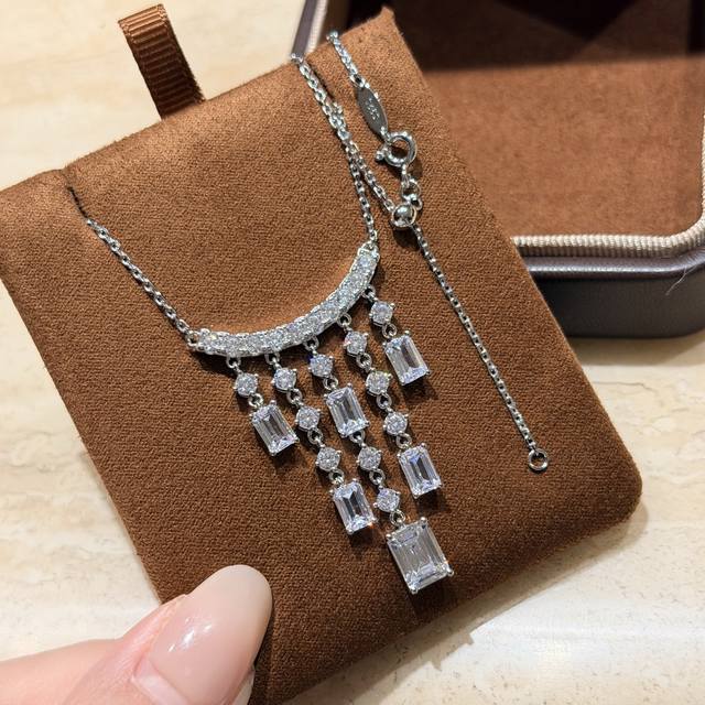 A7318 大牌新款 冰糖 方钻 流苏 项链 别致的奢华款 非常大气，有时尚感但是不会浮夸 高端S925纯银材质，不过敏不掉色，电镀厚金 纯银项链