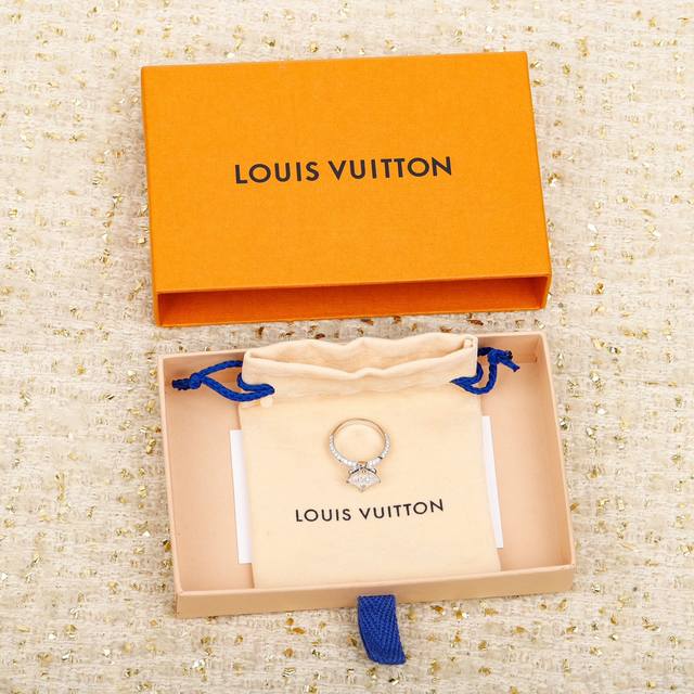 我们出品 Cut星形满钻戒指，可订做18K真金真钻版，只做对版真金货，价询客Fu 星形切割工艺的灵感源自品牌传统元素，篮形底座恰似标志性 Monogram 花卉