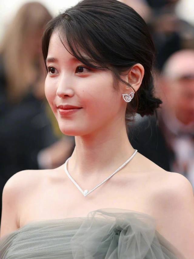 我们出品 水滴耳钉，可订做真金真钻，只做对版Z批真金货，批K市面各种金货量大咨询客Fu 精美别致的不对称作品重新演绎经典Toi Et Moi设计。世家标志性铺镶