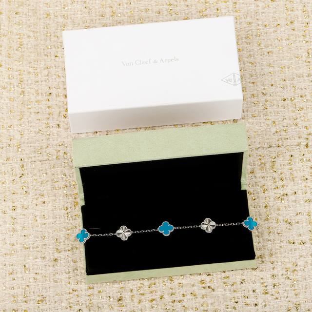 纯银 V金 我们出品 五花贝母+镭射手链，可订做18K真金真钻版，只做对版真金货，价询客Fu 精工纯银厚金电镀，我们的四叶草开发已经不是一年两年了，开发确定一个