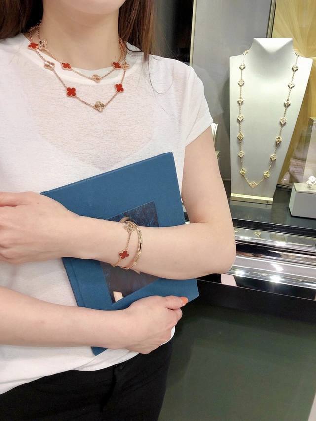 纯银 V金 我们出品 五花贝母+镭射手链，可订做18K真金真钻版，只做对版真金货，价询客Fu 精工纯银厚金电镀，我们的四叶草开发已经不是一年两年了，开发确定一个