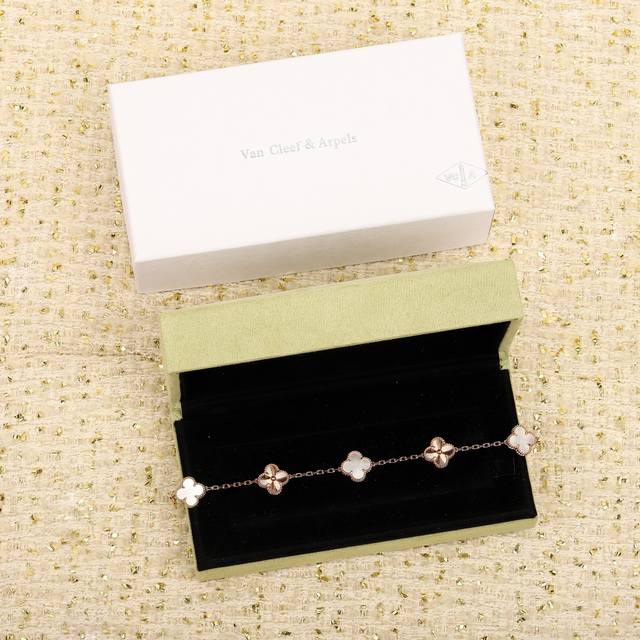 纯银 V金 我们出品 五花贝母+镭射手链，可订做18K真金真钻版，只做对版真金货，价询客Fu 精工纯银厚金电镀，我们的四叶草开发已经不是一年两年了，开发确定一个