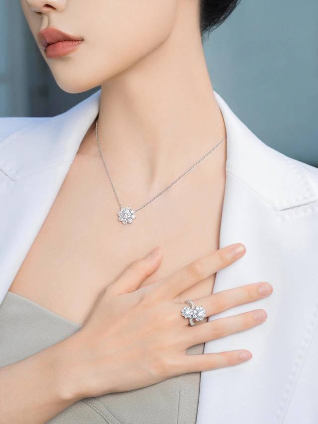 我们出品 Z批 13650，量大咨询客服 Hw Sunflower向阳花朵项链 现代 、优雅、时尚于一身精巧切工展现永恒的盎然生机，一如自信坚韧的女性力量，在时