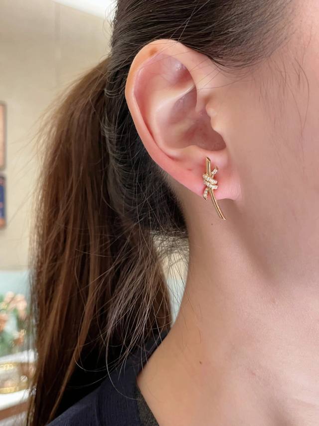 纯银 V金 我们出品 Knot耳环小号，可订做真金真钻，批K市面各种金货量大咨询客Fu Knot耳环 很精致，也不会过细。工艺非常有讲究，弧度线条都是根据人体工