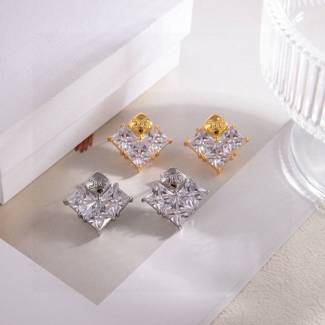 Celine 新款耳环 批Reclous新品 简单时尚耳环专柜一致黄铜材质电镀18K金 火爆款出货 设计独特 前卫 美女必备款！