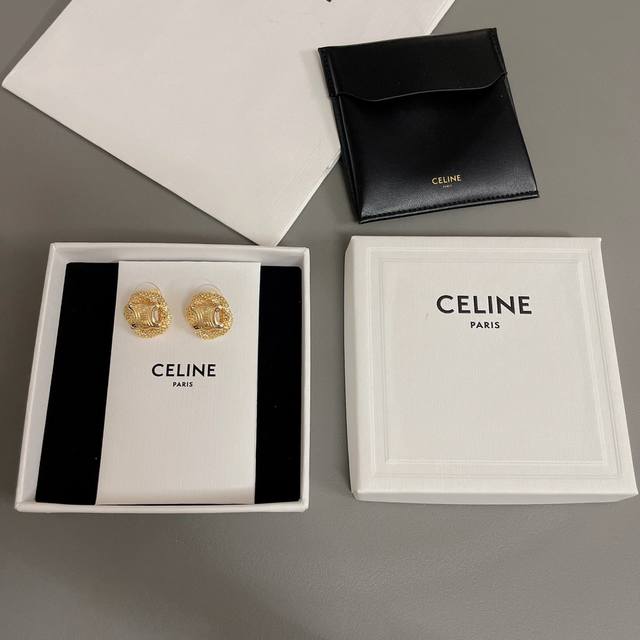 我们出品 C凹凸边凯旋门耳钉 ，中古款！时尚又简约，又很有创意的设计，非常仙，非常柔美，落落大方！因为极其简单的设计，越是要做好，才有那种复古港风味道出来，一股