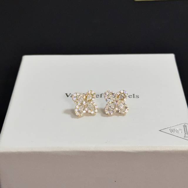 精工原版〕Vca四叶草梵克雅耳钉，经典之作 官网同款 时尚潮流 采用多层次金属雕刻设计 使花瓣更立体 镶嵌满钻工艺 尽显女性柔美气质 四叶草幸运图案 象征幸运和