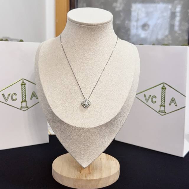 批 120〔精工原版〕Vca四叶草梵克雅项链，经典之作 官网同款 时尚潮流 采用多层次金属雕刻设计 使花瓣更立体 镶嵌满钻工艺 尽显女性柔美气质 四叶草幸运图案