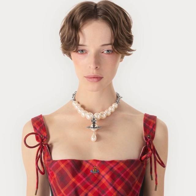 Vivienne Westwood薇薇安西太后 优雅大方精工设计 青春活力 一眼就被这款吸引了 非常漂亮的颜色搭配